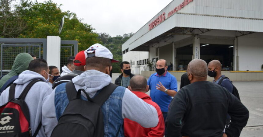 Sindicalistas dialogam com trabalhadores da Suprens