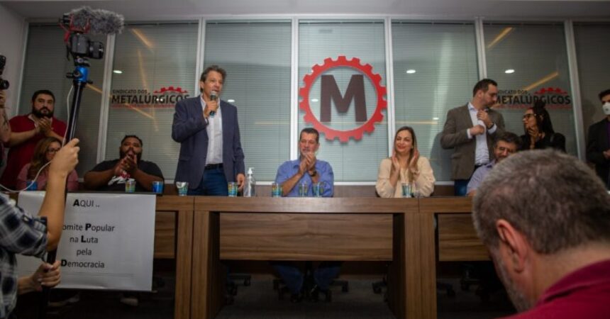 Fernando Haddad faz encontro com sindicalistas e militância e defende criação de empregos