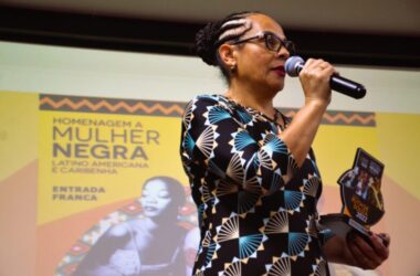Representatividade: diretora do Sindicato recebe “Prêmio Ruth de Souza”