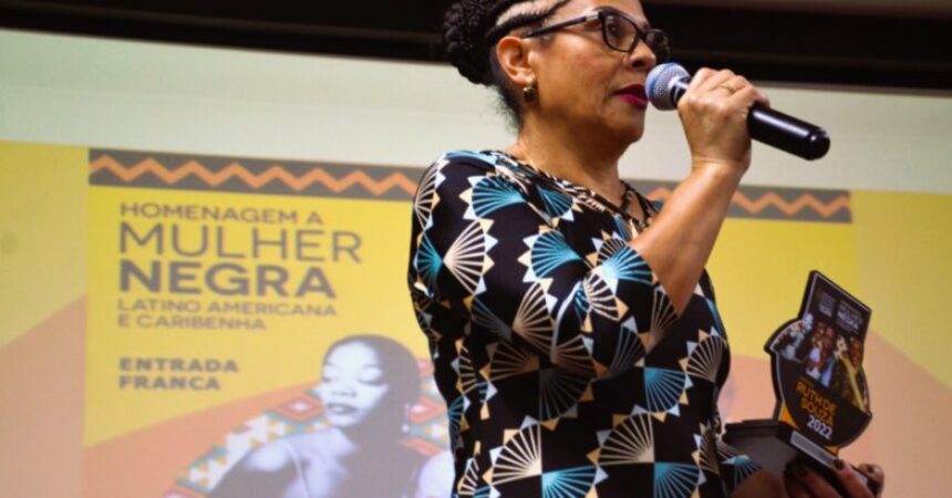 Representatividade: diretora do Sindicato recebe “Prêmio Ruth de Souza”