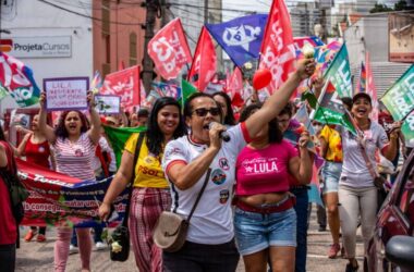 Coletivos femininos realizam ato pela democracia