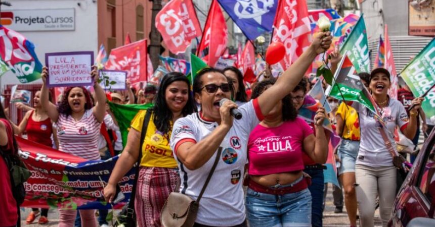 Coletivos femininos realizam ato pela democracia