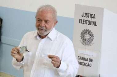 Luiz Inácio Lula da Silva é eleito presidente do Brasil