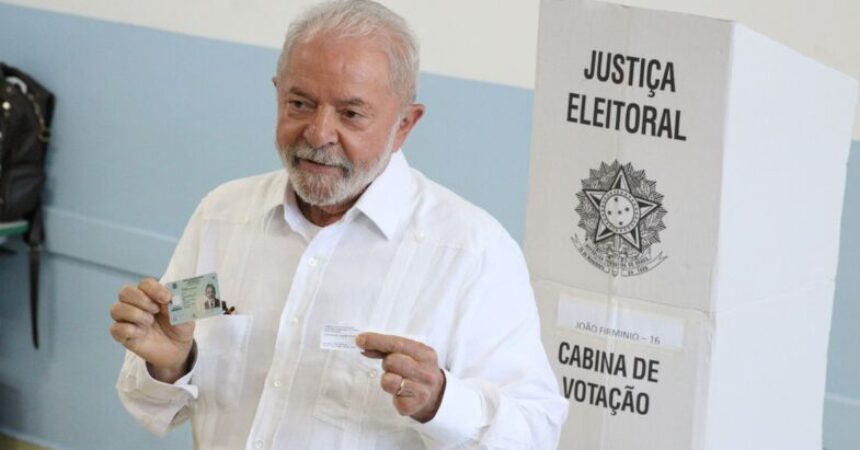 Luiz Inácio Lula da Silva é eleito presidente do Brasil