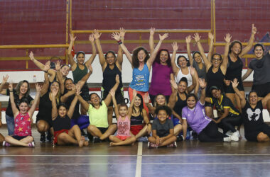 Aula de Zumba agita manhã de domingo no Clube de Campo