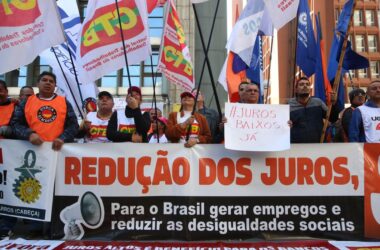 Centrais sindicais fazem protesto em São Paulo contra juros altos