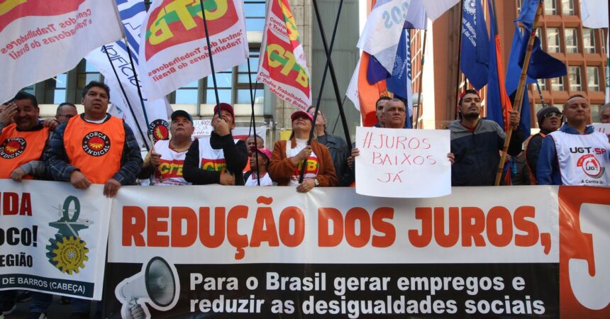 Centrais sindicais fazem protesto em São Paulo contra juros altos