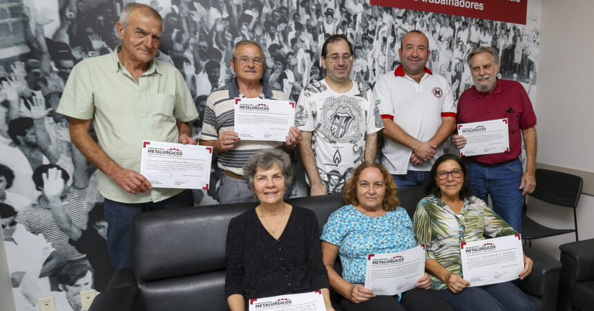 Entrega de certificados do curso de informática – Módulo Básico para Aposentados