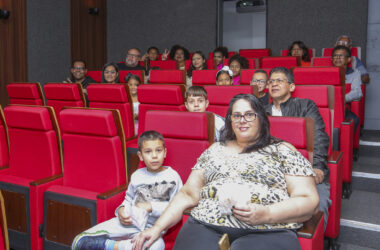 Cinearte reúne a família metalúrgica para assistir “Os Vingadores”