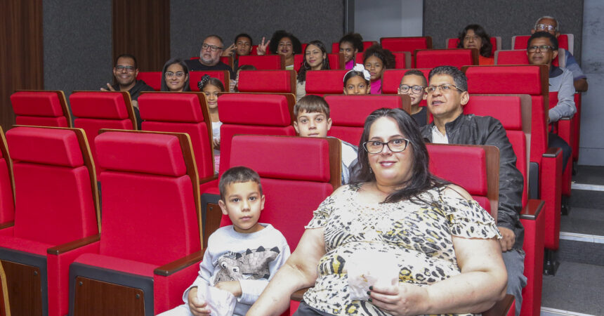 Cinearte reúne a família metalúrgica para assistir “Os Vingadores”