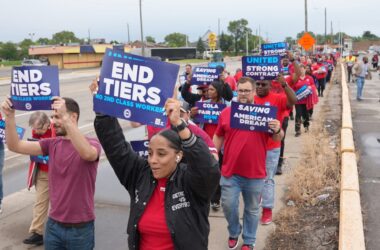 Trabalhadores em Greve nas Três Montadoras de Detroit pela Primeira Vez na História do Sindicato