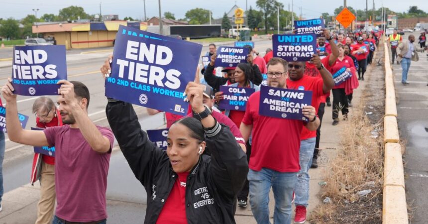 Trabalhadores em Greve nas Três Montadoras de Detroit pela Primeira Vez na História do Sindicato