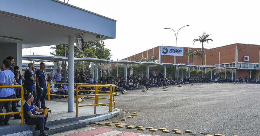 Trabalhadores da Joyson fazem paralisação de uma hora em protesto por problemas com a cooperativa de crédito da empresa