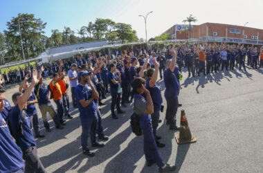 Funcionários da Joyson fazem novo protesto e paralisação em razão dos problemas na cooperativa de crédito