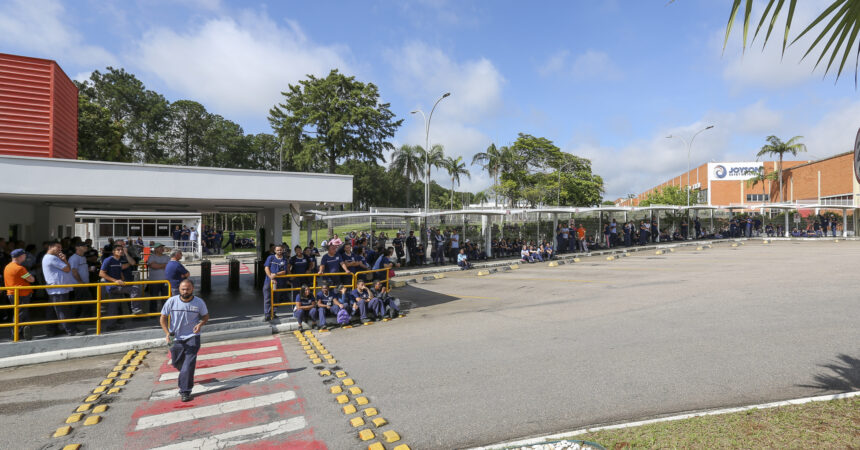 Trabalhadores da Joyson fazem novo protesto por problemas com a cooperativa de crédito