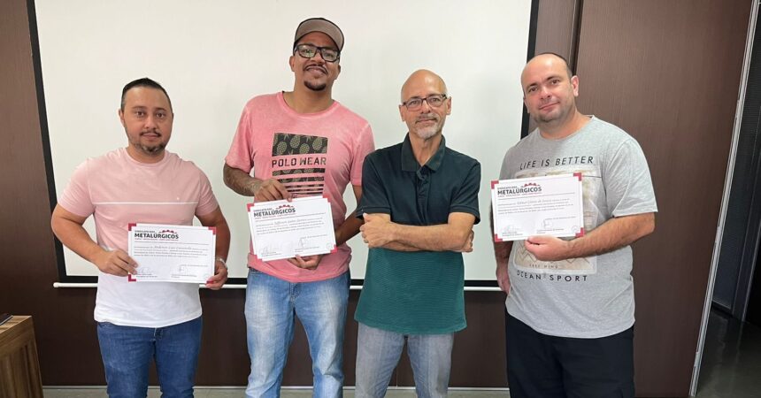 Escola do Metalúrgico entrega certificados do curso de Automação Pneumática e Eletropneumática