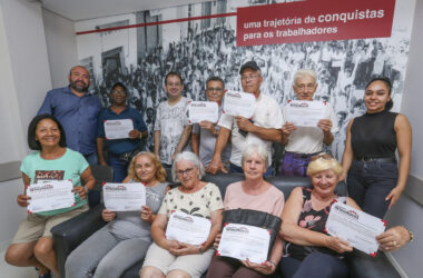 Entrega de certificados do curso de Celular Moderno (Smartphone)