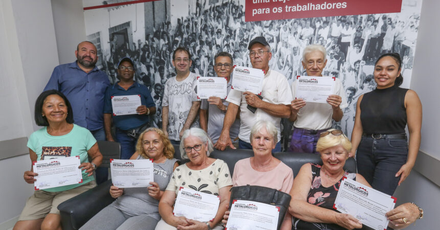 Entrega de certificados do curso de Celular Moderno (Smartphone)