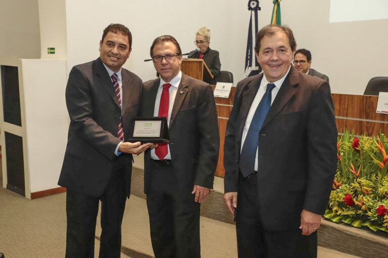 Diretor do Sindicato recebe homenagem em nome da Força Sindical pelos 30 anos de serviços ao FGTS