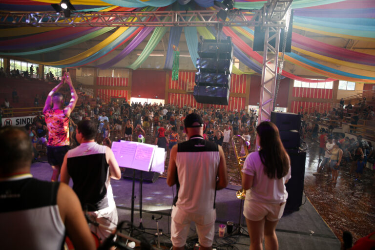 Veja com foi o Carnametal no domingo. E nesta terça tem matinê, das 15 às 20 horas