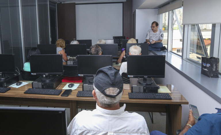 Desperte sua Curiosidade Digital com o Curso de Informática Básica para Terceira Idade!