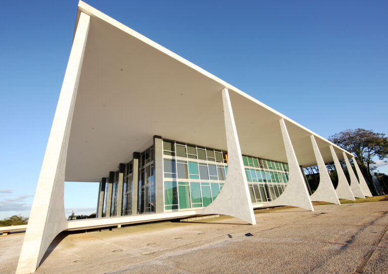 STF derruba tese da revisão da vida toda a aposentados do INSS