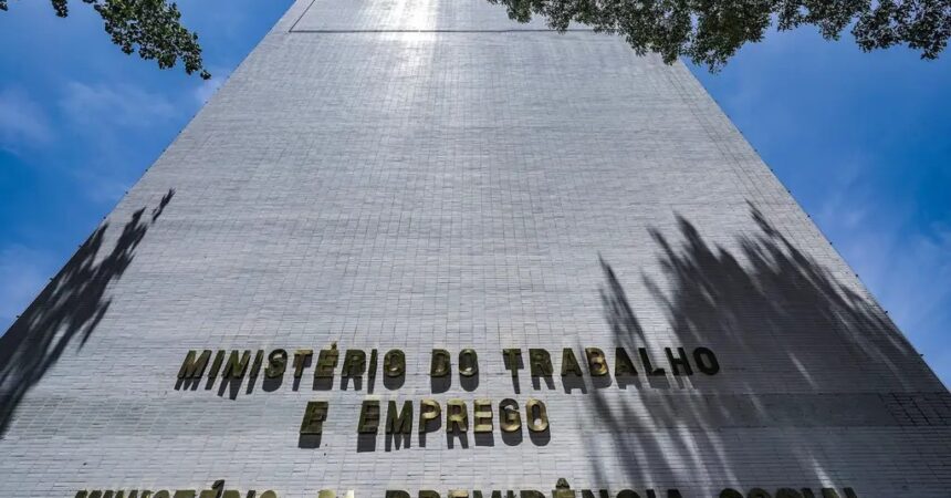 Governo antecipa pagamento do “13º” para aposentados e pensionistas do INSS