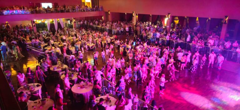 Baile Tropical reúne a família metalúrgica em uma grande festa