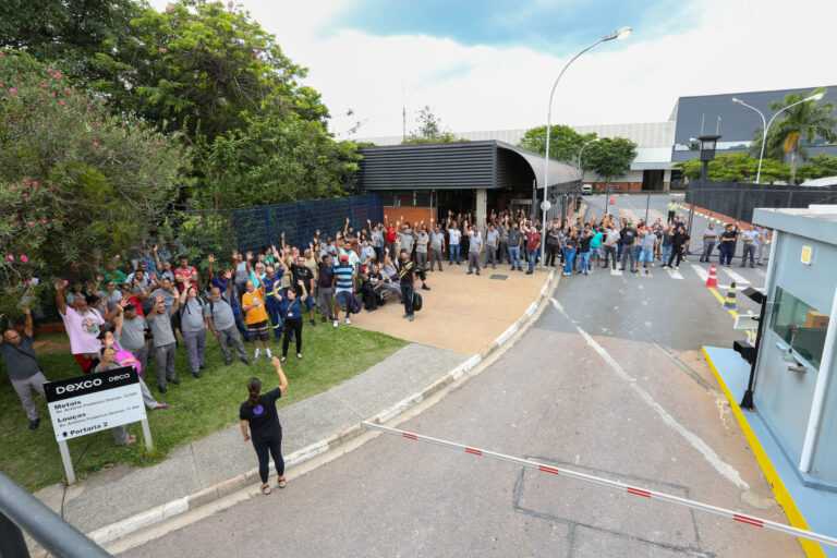 Trabalhadores da Dexco aprovam reajuste salarial em assembleia