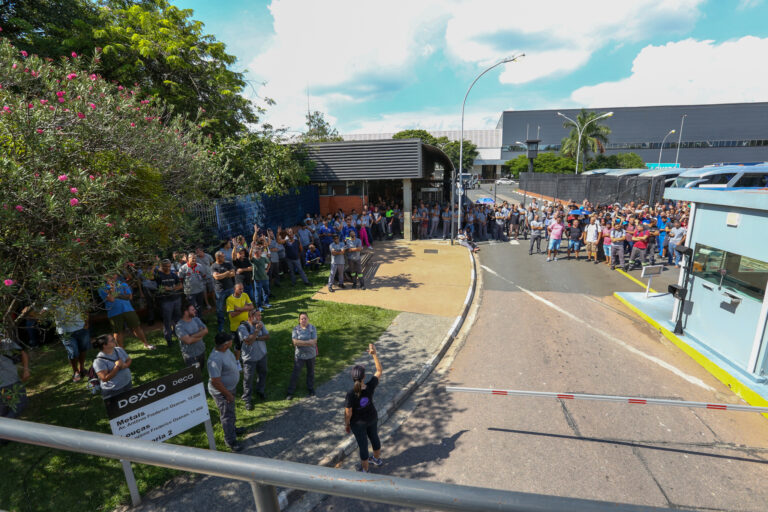 Sindicato realiza  assembleia na Dexco para expor insatisfação com mudança de horário de trabalho