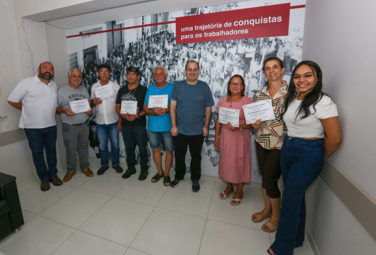 Entrega de certificados do curso de Celular Moderno (Smartphone)