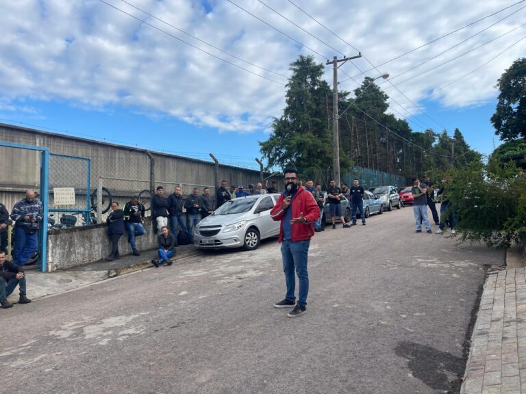 Companheiros protestam na EBF