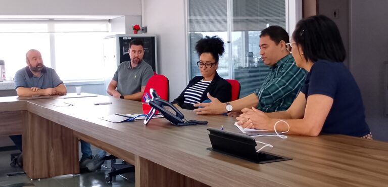 Vereadora Mariana Janeiro visita o Sindicato