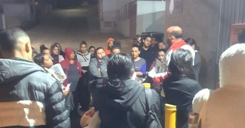 Trabalhadores realizam assembleia para discutir PLR na Barbi Trabalhadores realizam assembleia para discutir PLR na Barbi