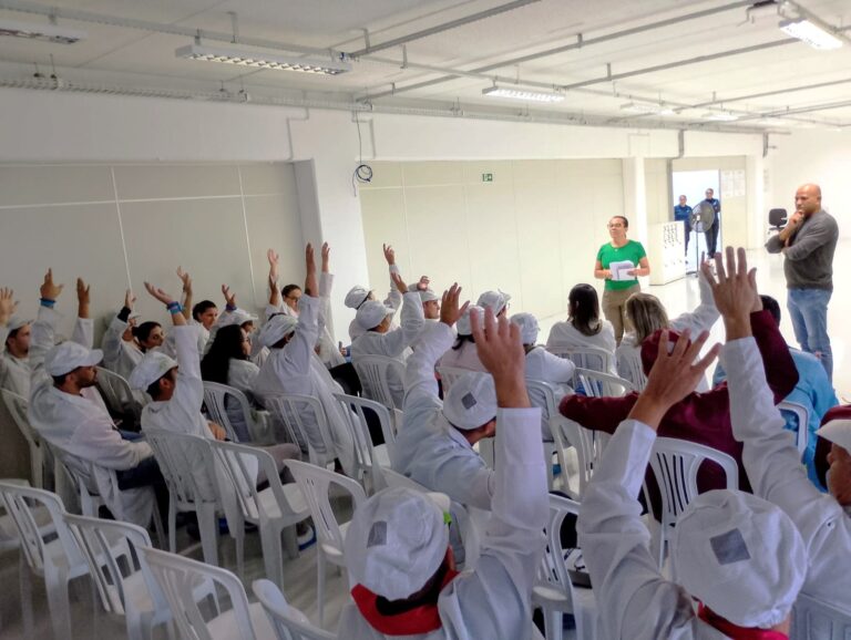 Trabalhadores na Cal-Comp aprovam compensação de horas