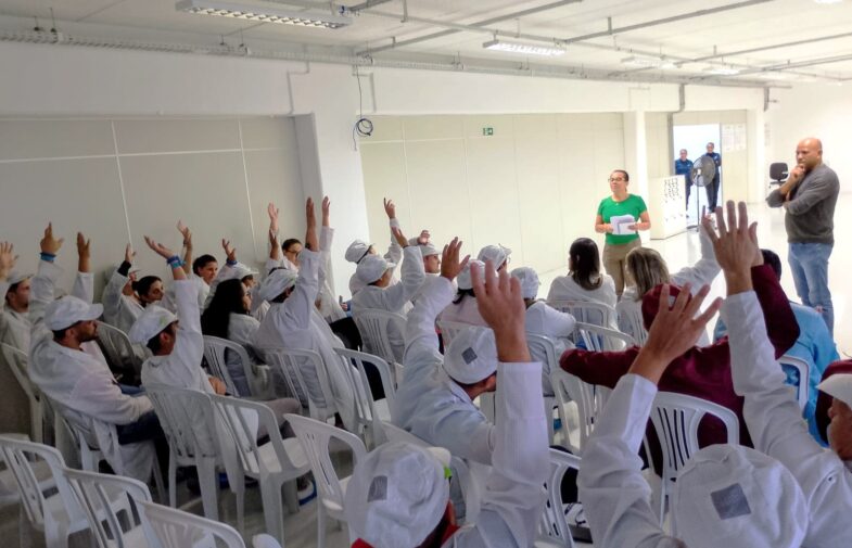 Trabalhadores na Cal-Comp aprovam compensação de horas