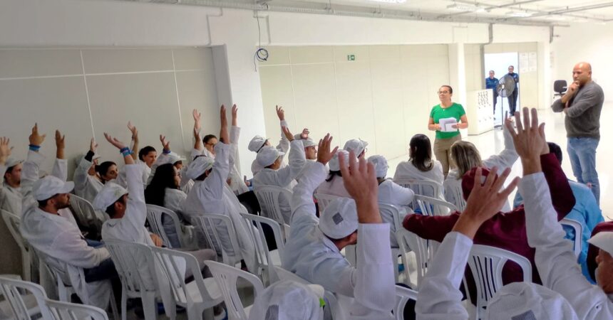Trabalhadores na Cal-Comp aprovam compensação de horas Trabalhadores na Cal-Comp aprovam compensação de horas