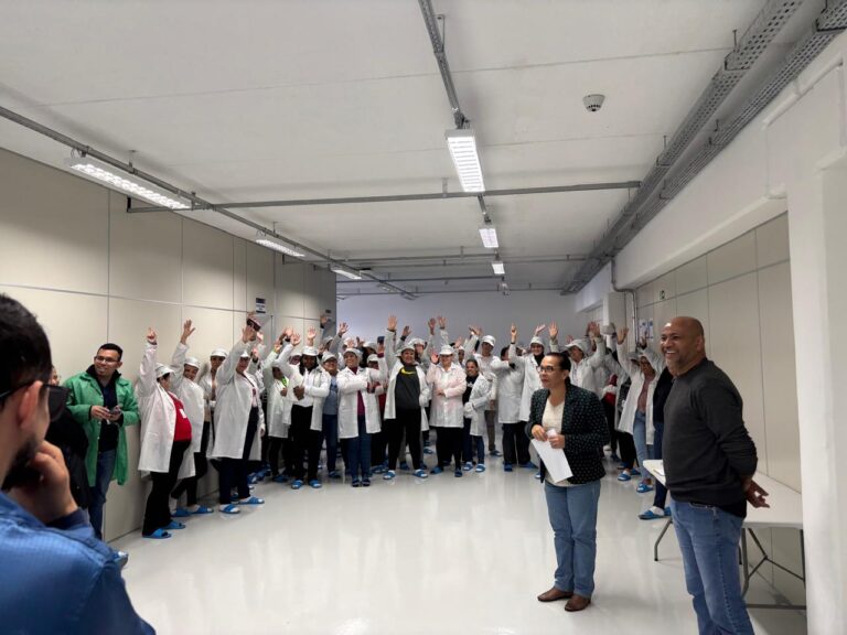 Trabalhadores na Cal-Comp aprovam vale-alimentação