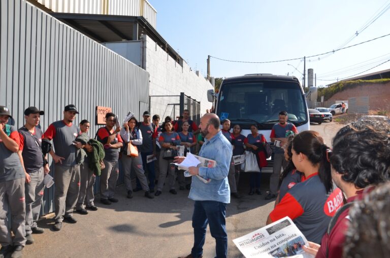 Sindicato conversa com trabalhadores na Barbi