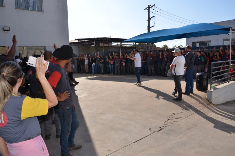 Trabalhadores na Barbi aprovam PPR em assembleia