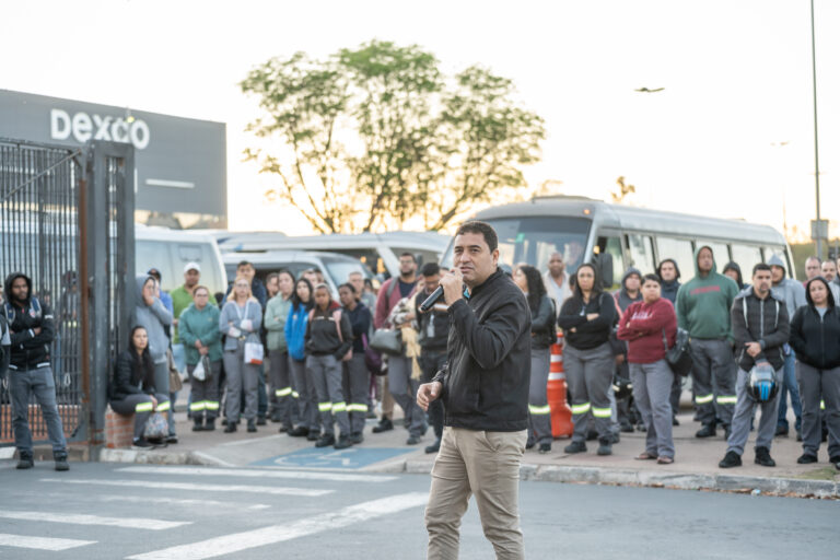 Assembleia na Dexco: trabalhadores se mobilizam por melhorias