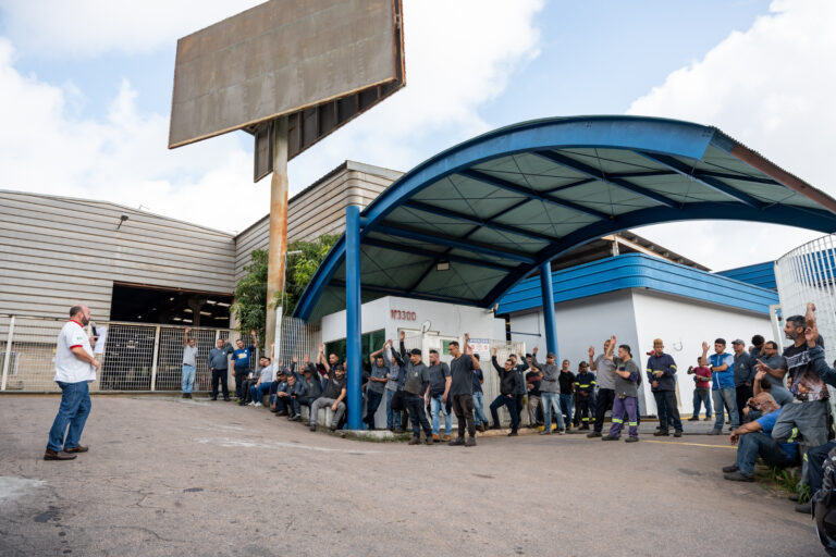 Trabalhadores na Alphafer dão prazo para empresa negociar