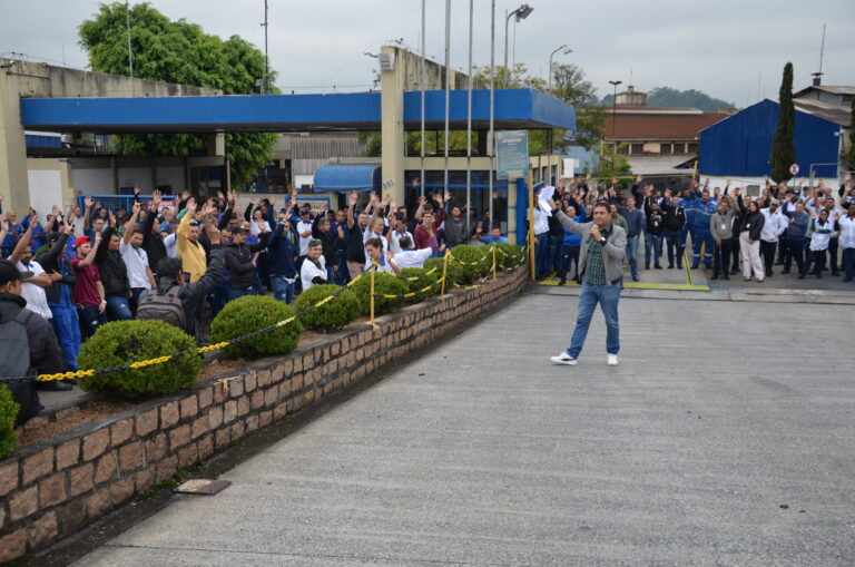 Trabalhadores na Dana aprovam PLR com reajuste em assembleia